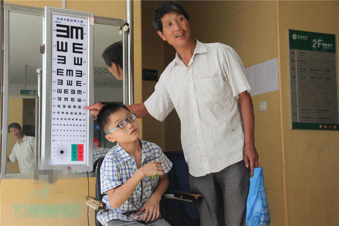 還記得他嗎？2200度近視娃免費(fèi)驗(yàn)配昂貴眼鏡！