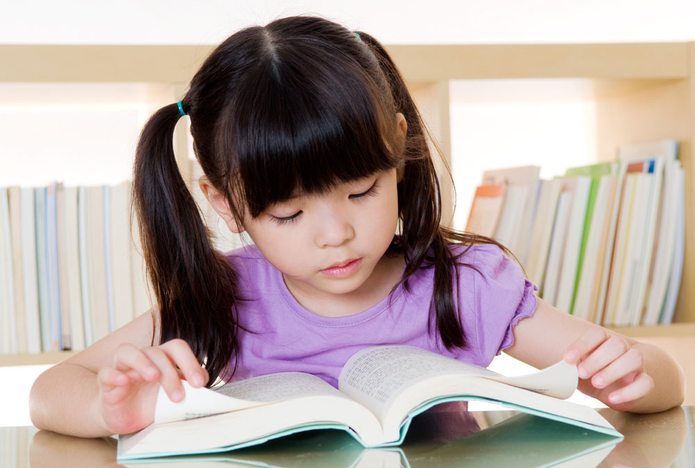 孩子看書離得近，這是近視嗎？