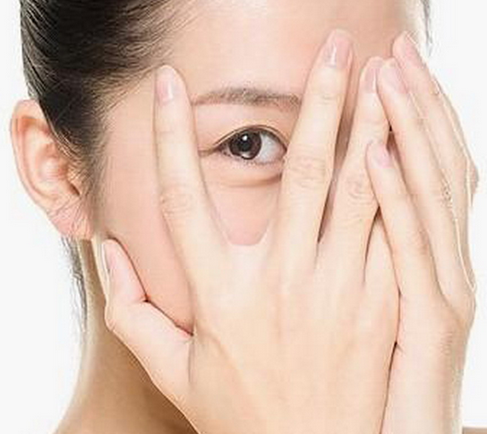 讀懂眼睛發(fā)出的4大信號(hào)，避免健康亮紅燈！
