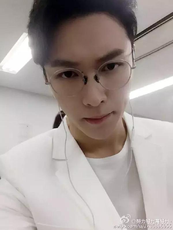 鹿晗李易峰楊洋張藝興，愛豆“眼鏡殺”誰更好看？