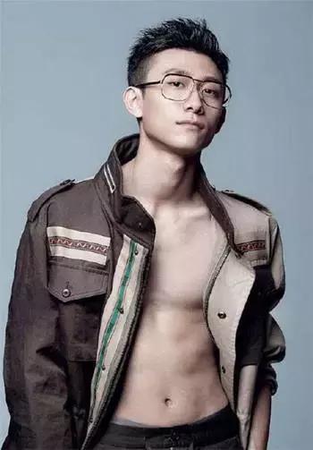 鹿晗李易峰楊洋張藝興，愛豆“眼鏡殺”誰更好看？