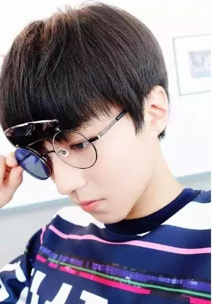 鹿晗李易峰楊洋張藝興，愛豆“眼鏡殺”誰更好看？