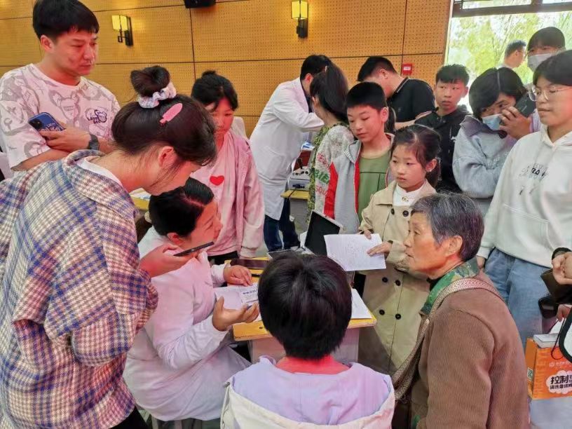 天真無“斜”兒童眼病救助公益項目走進(jìn)駐馬店